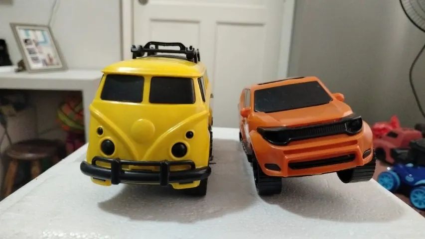 Lote Com 2 Carros Em Miniatura 1/24 (sucata)