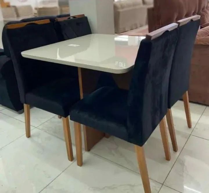 Mesa tampo com vidro e cadeiras em madeira maciça!!!64985858955905120