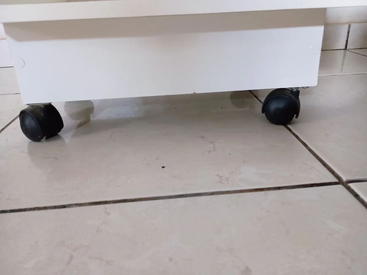 Criado mudocom uma gaveta e duas prateleiras, com rodinhas  - Foto 3