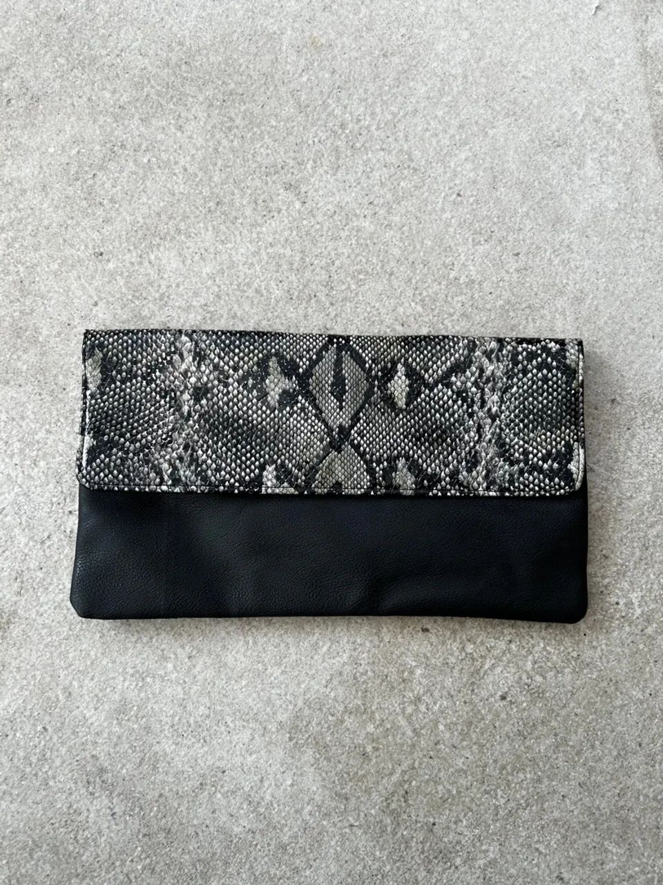 Bolsa Clutch Preta Couro Sintético com Detalhe Animal Print - Foto 4