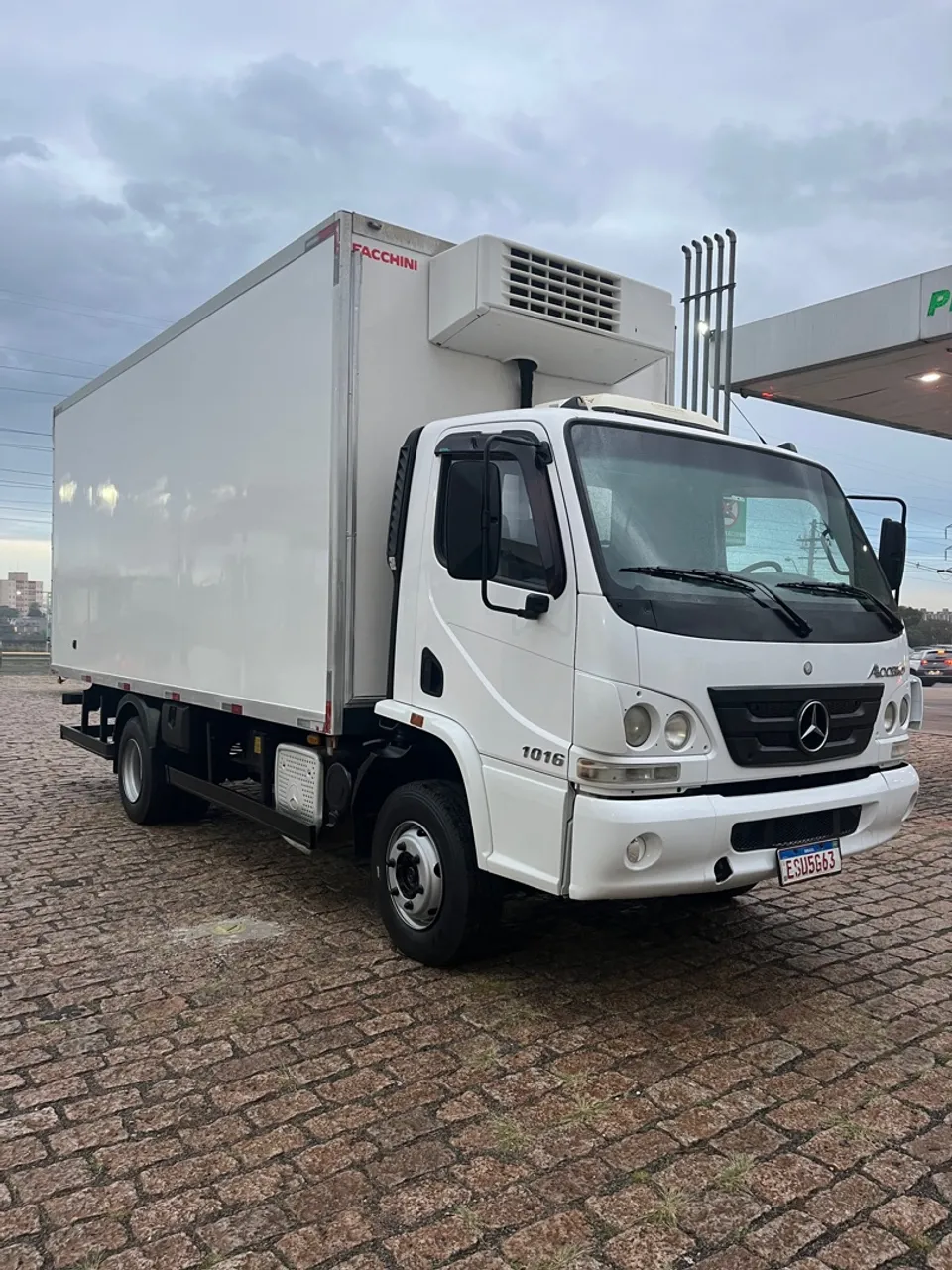 MB Acello 1016 ano 2012 Baú refrigerado.