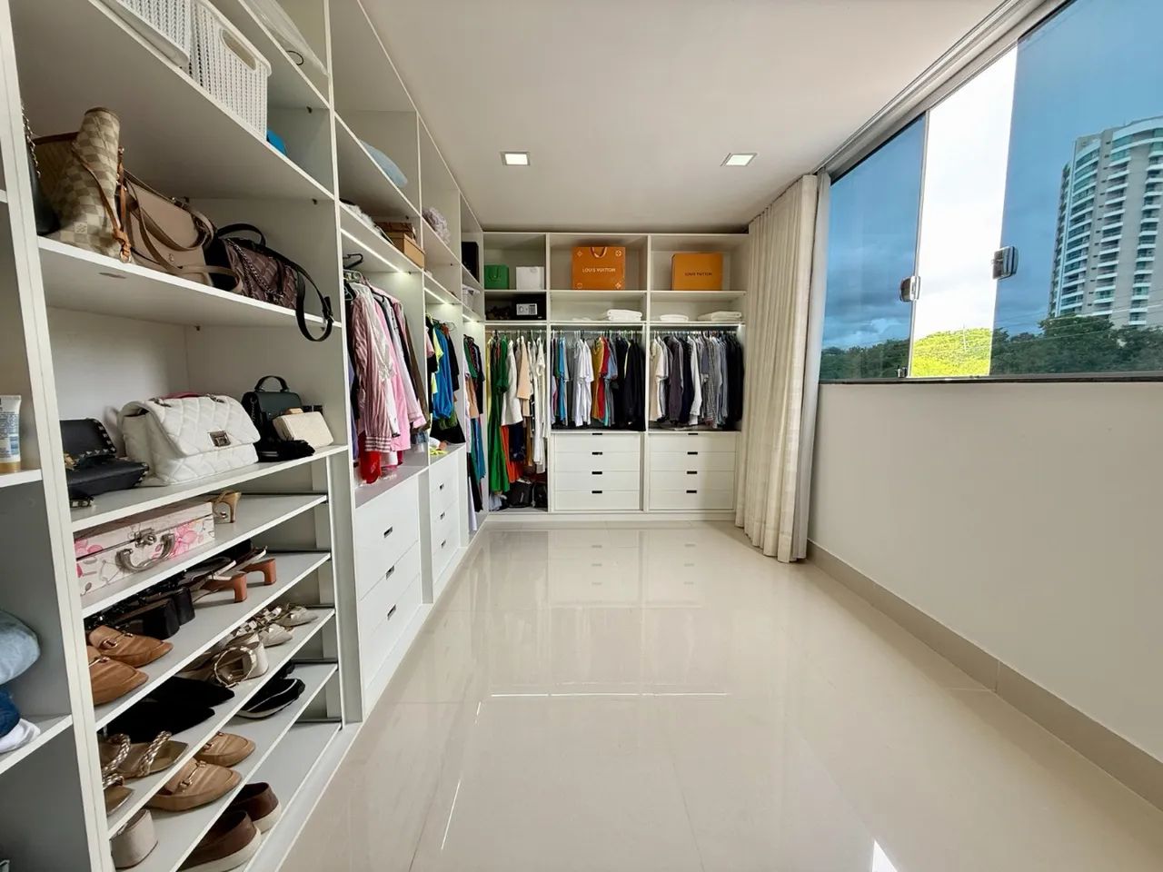 Vende-se casa de Alto Padrão com  05 suítes no Caçari - Foto 4
