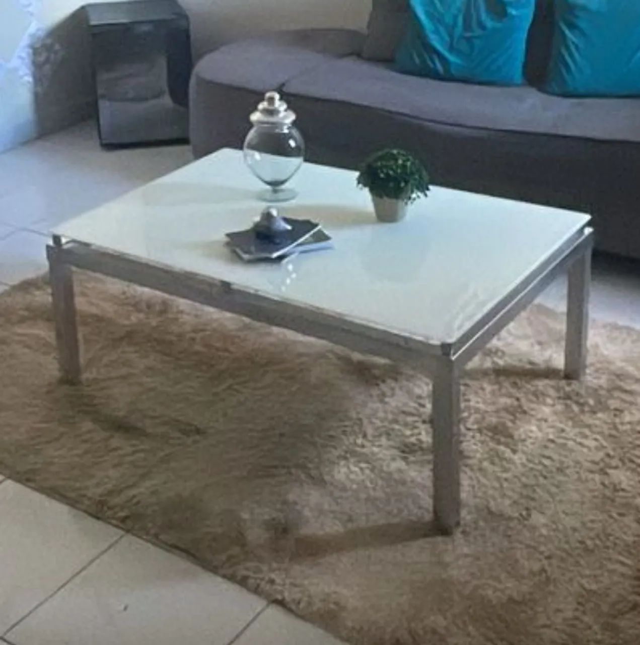 Mesa de centro em vidro e metal