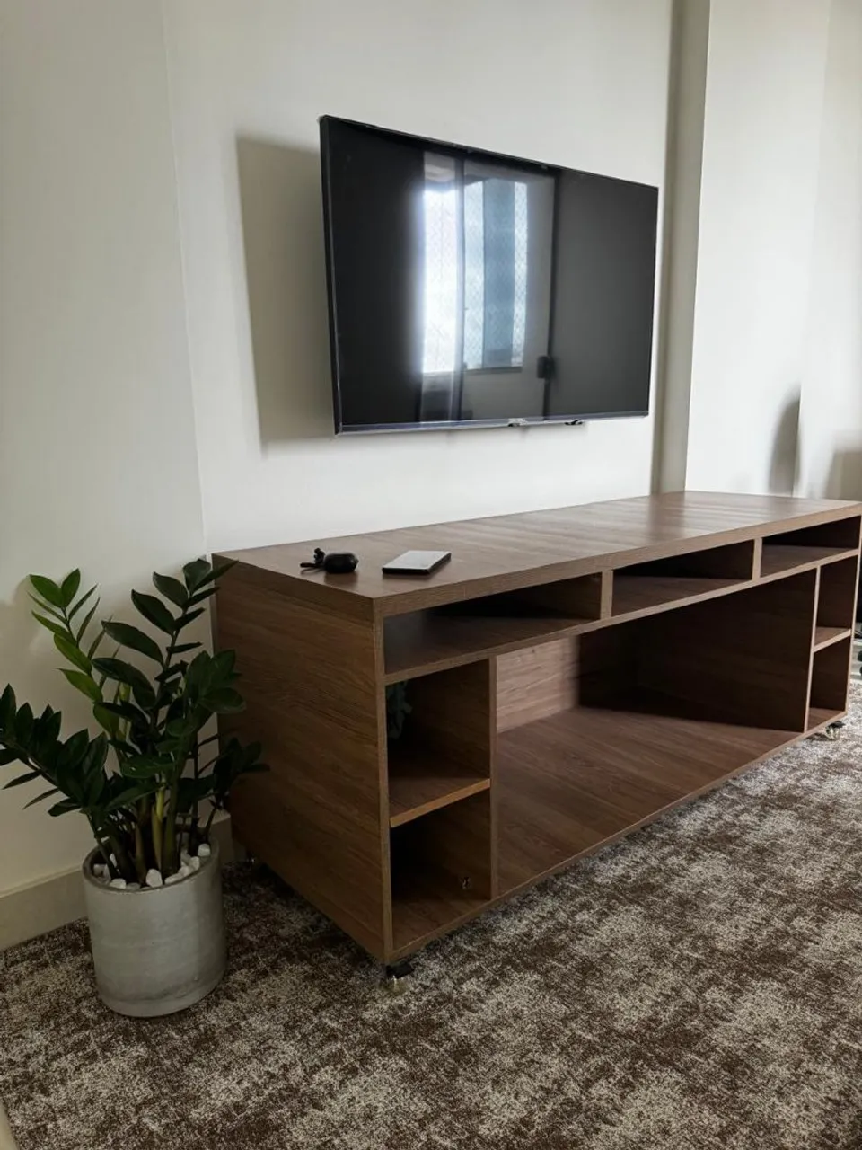 Rack de TV com Nichos e rodinhas 100% MDF