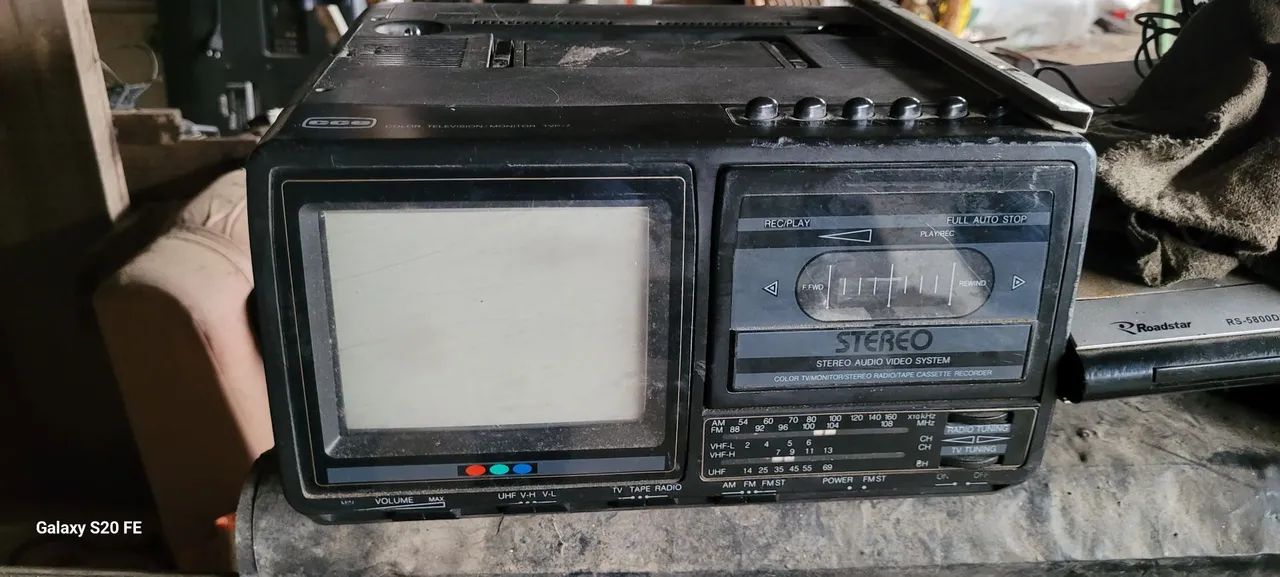 Tv pequena antiga 