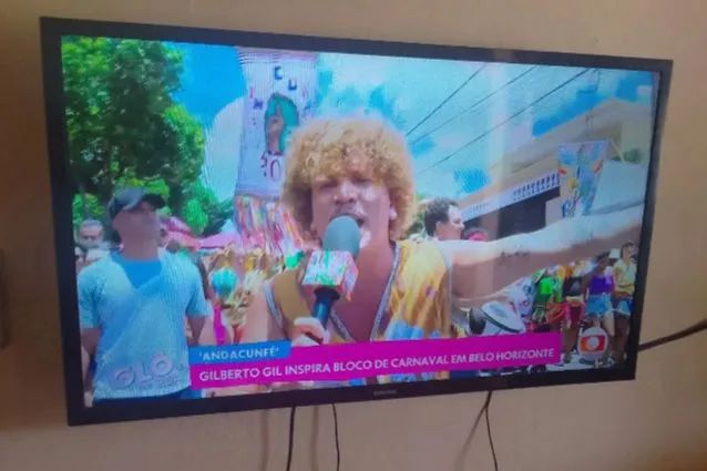 TV LED 32 polegadas Full HD funcionando