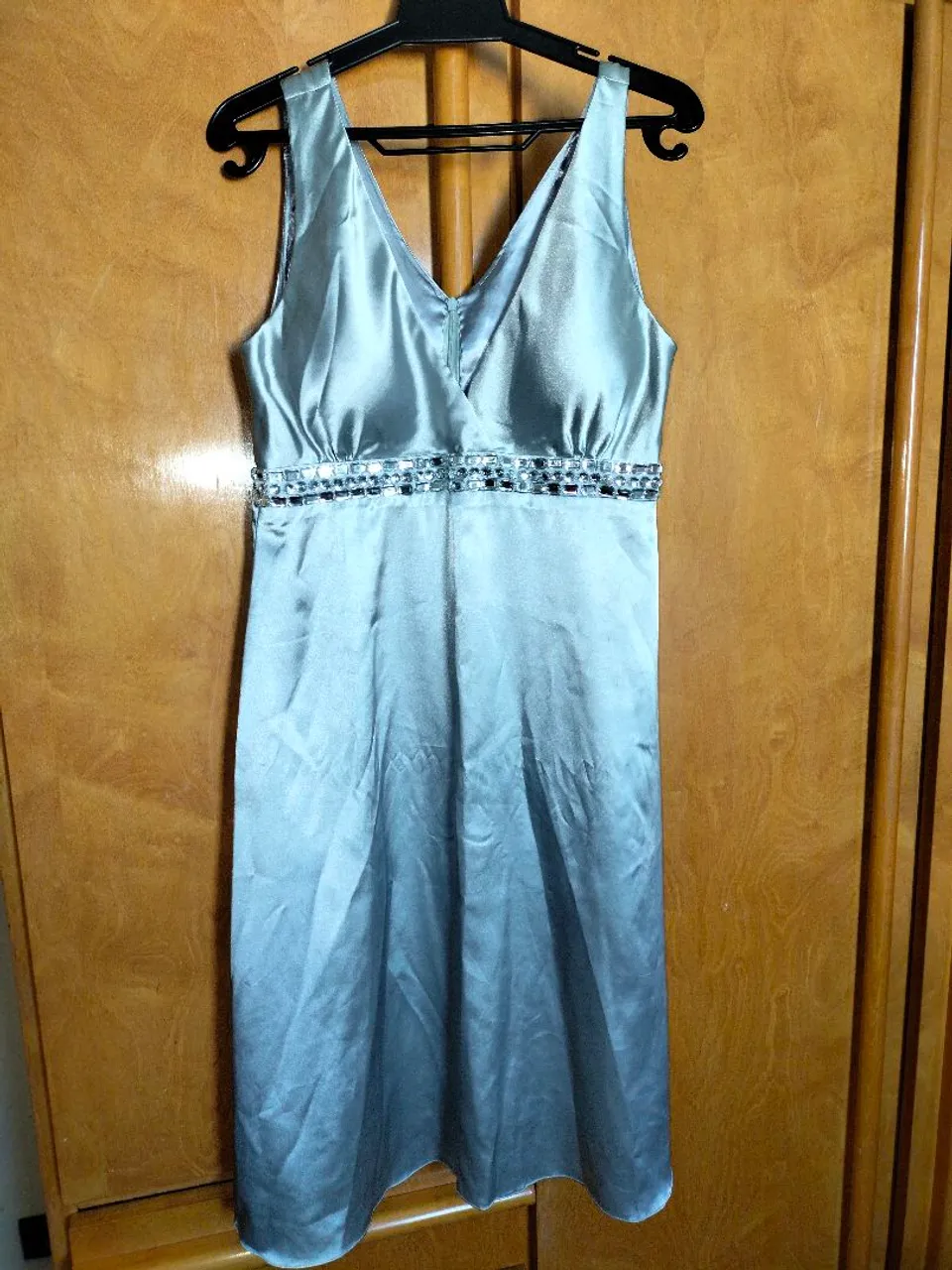 Vestido de festa azul claro com detalhes