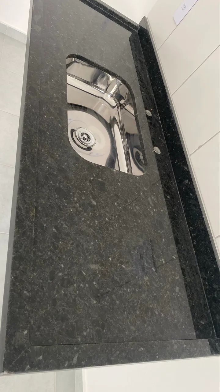 Pia de Granito escuro 1,80x60 com cuba de inox - Foto 2