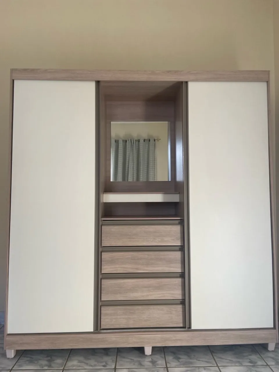 Guarda-roupa moderno com espelho e gavetas