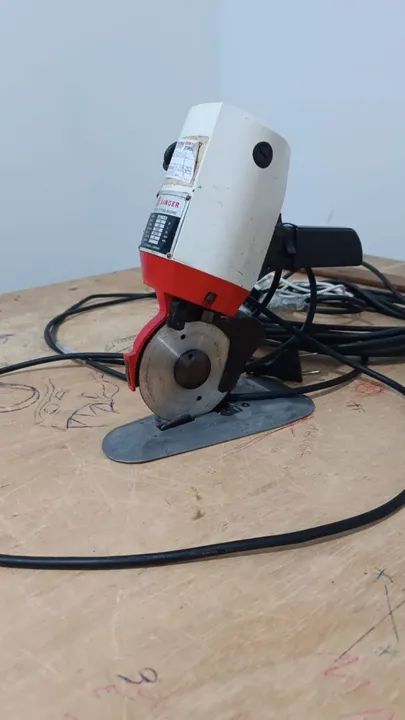 Máquina de corte bem conservada, mesa de corte 1,60 por 2,20 mais cavaletes