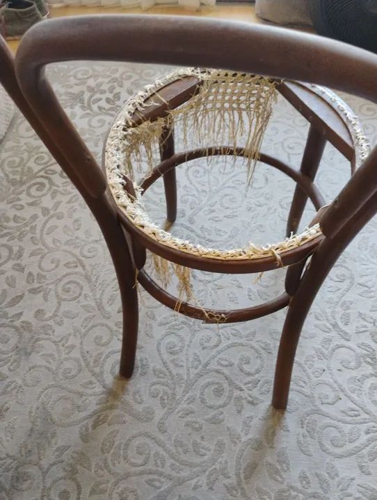 Cadeira de madeira thonart, precisa restauração!! 