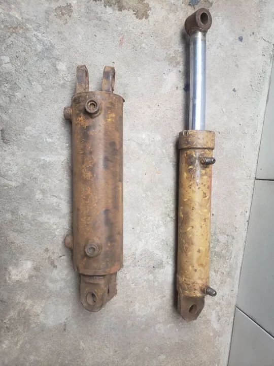 VENDO/TROCO 2 PISTÕES HIDRÁULICO NO ESTADO Q SE ENCONTRA PARADO.