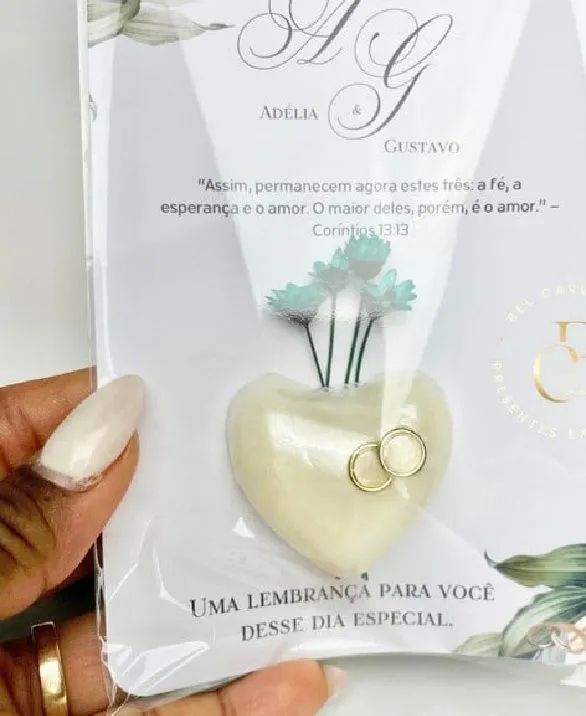 Lembrança de Casamento - sabonete coração com alianças 