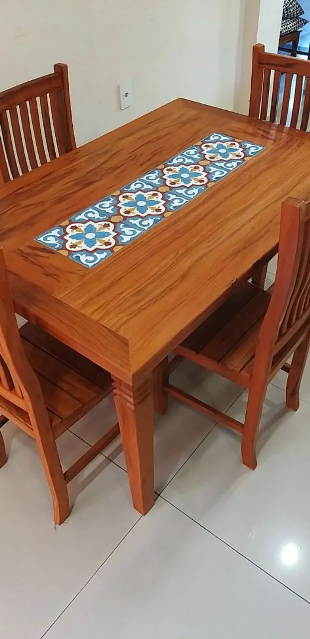 Mesa em peroba rosa com cadeiras. - Foto 4