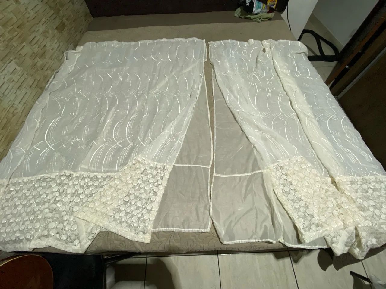 Cortina branca com detalhes em renda