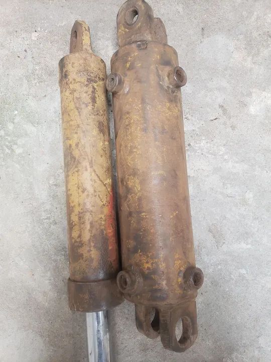 VENDO/TROCO 2 PISTÕES HIDRÁULICO NO ESTADO Q SE ENCONTRA PARADO. - Foto 4