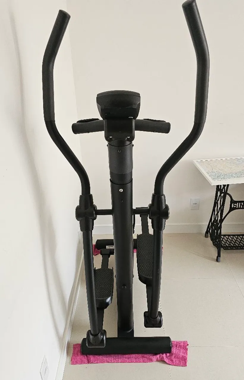 Elíptico semiprofissional para casa, estúdio ou academia.