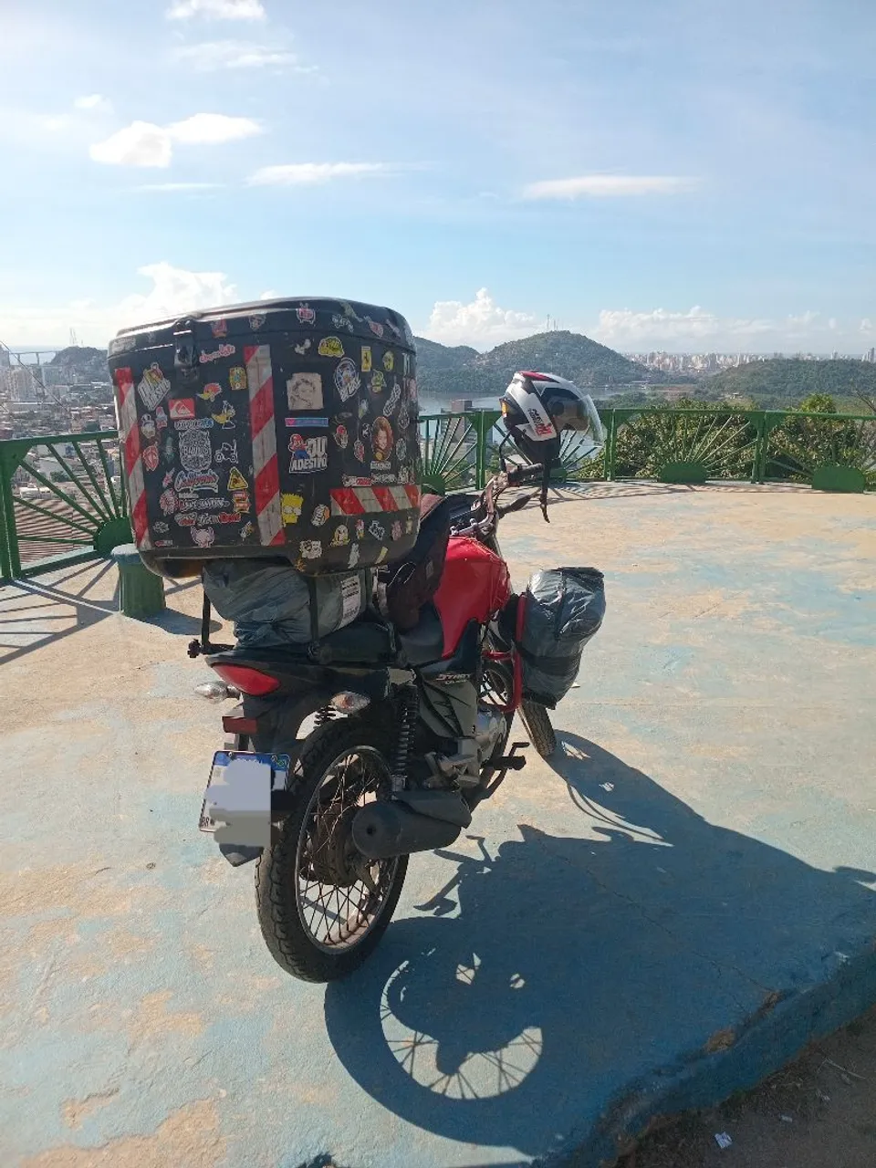 Bau para moto com adesivos