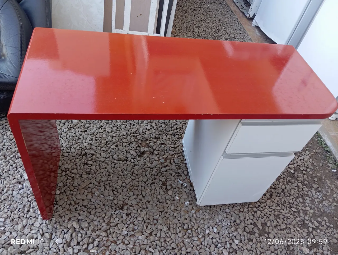 Escrivaninha Vermelha com Gavetas