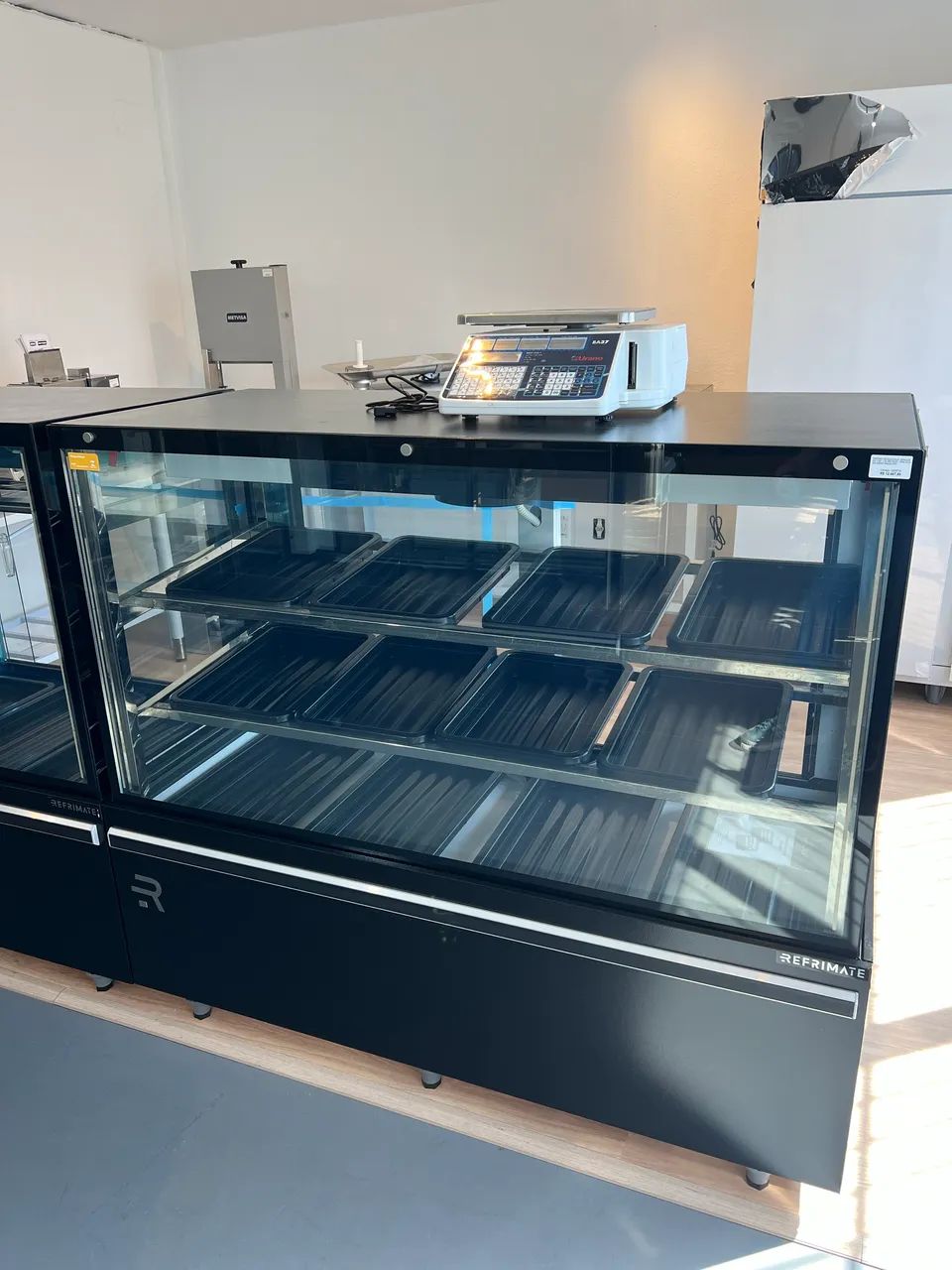 Balcão expositor açougue 1,50m com prateleiras novo pronta entrega 