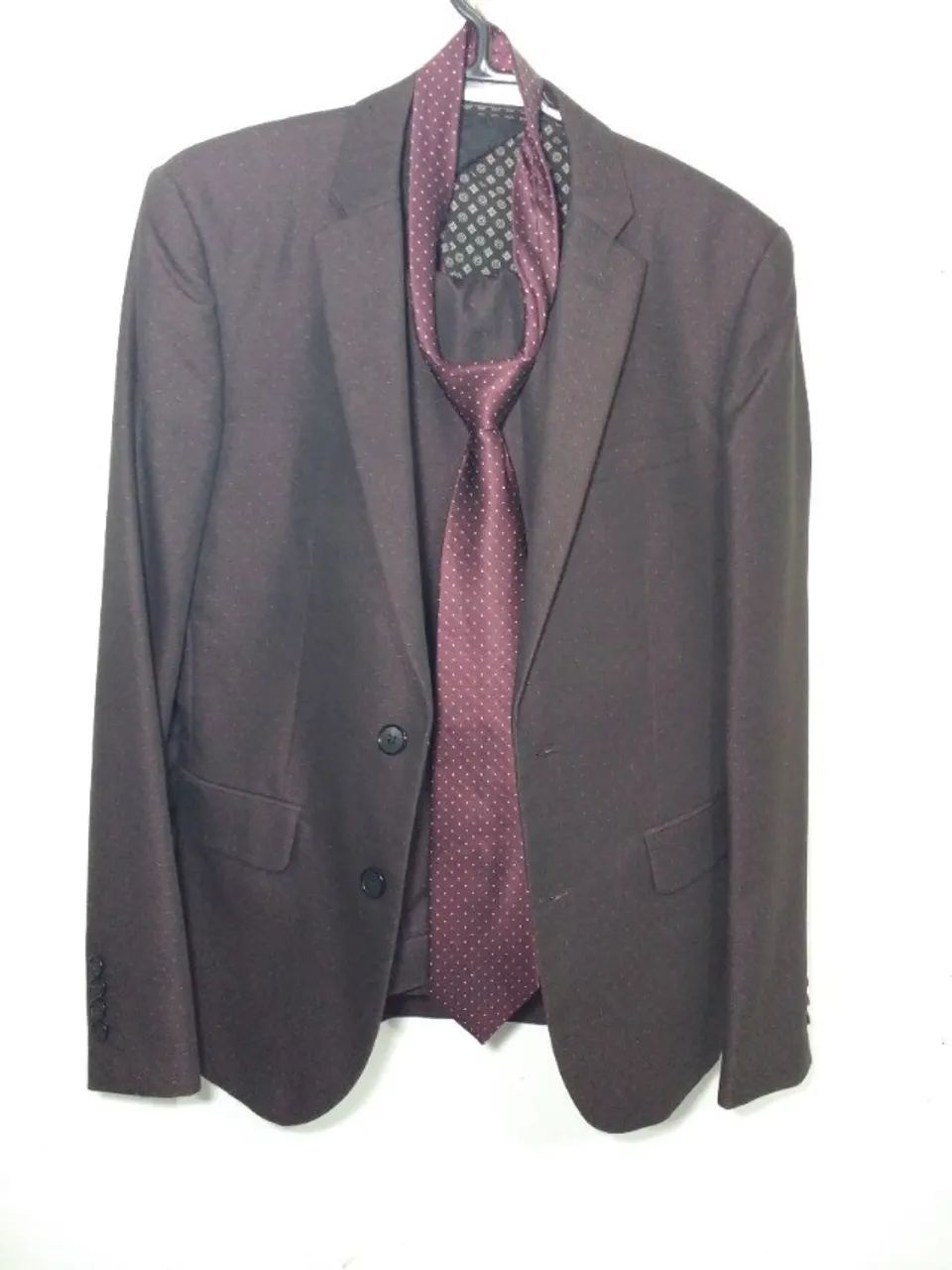 terno vinho escuro Cia Do terno