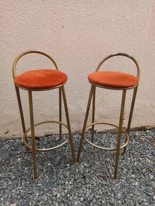 Par de Banquetas Douradas com Assento Laranja