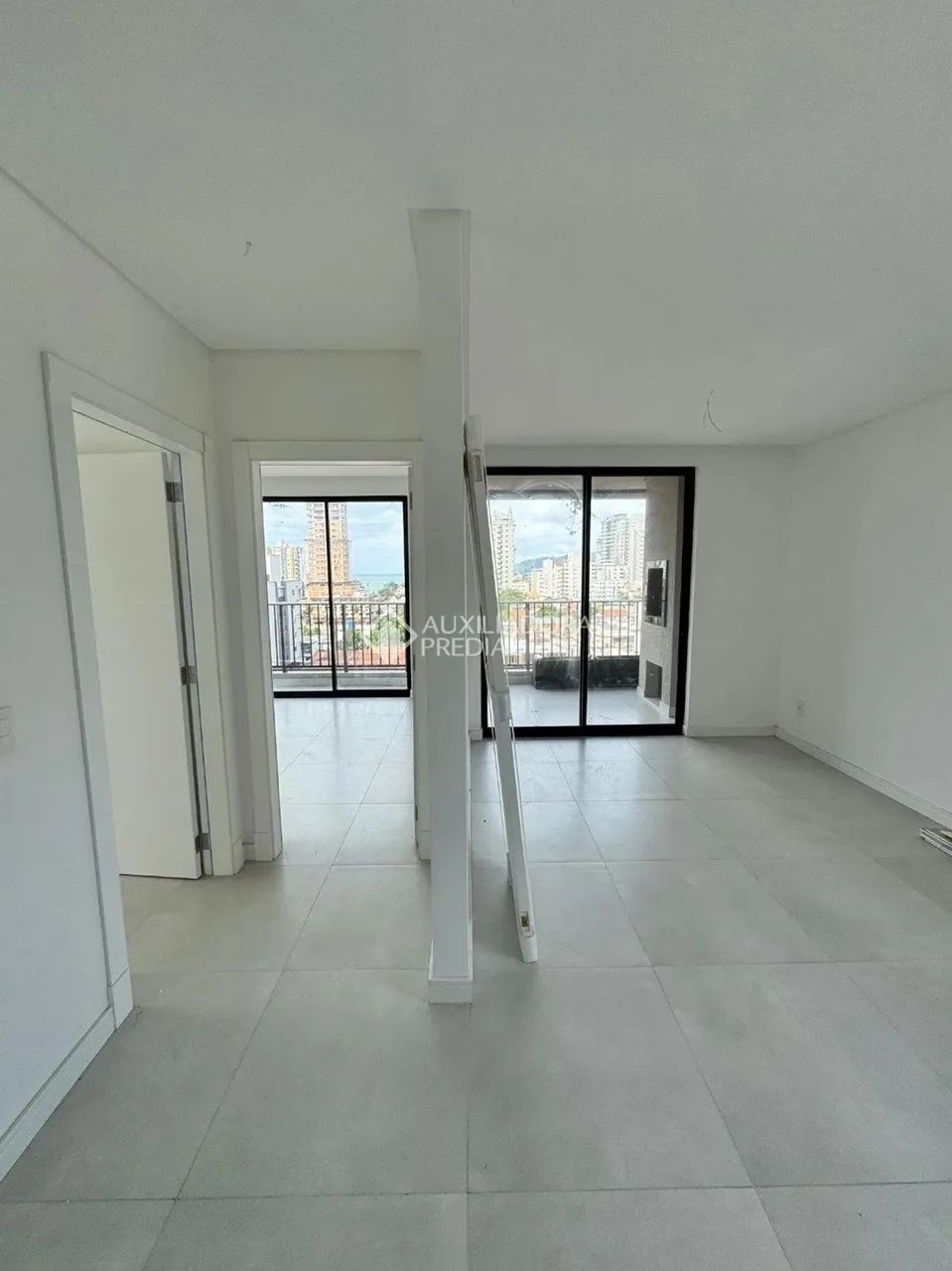 Apartamento com sacada e 2 quartos no Perequê - Foto 5