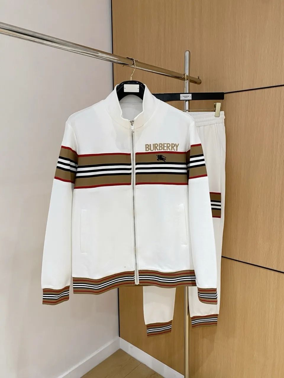 Conjunto Burberry - Linha Italiana - Roupas - Arujázinho IV, Arujá