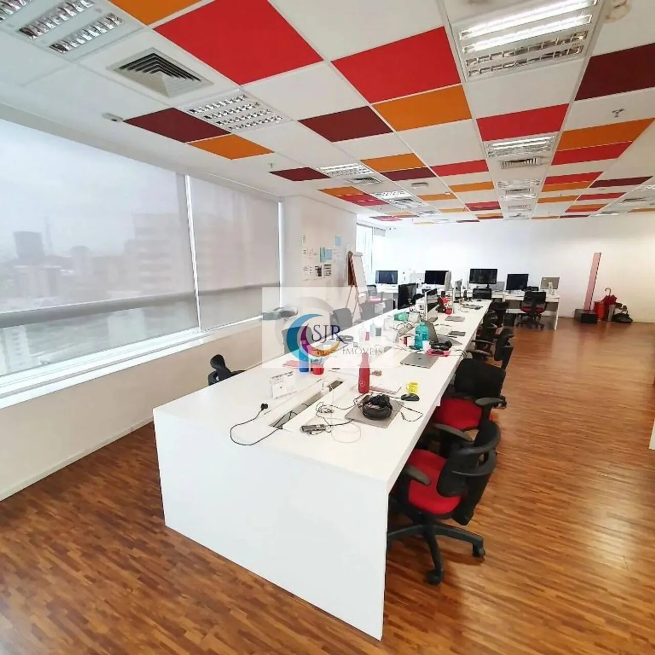 Sala Comercial de 515m² mobiliada com 98 posições!