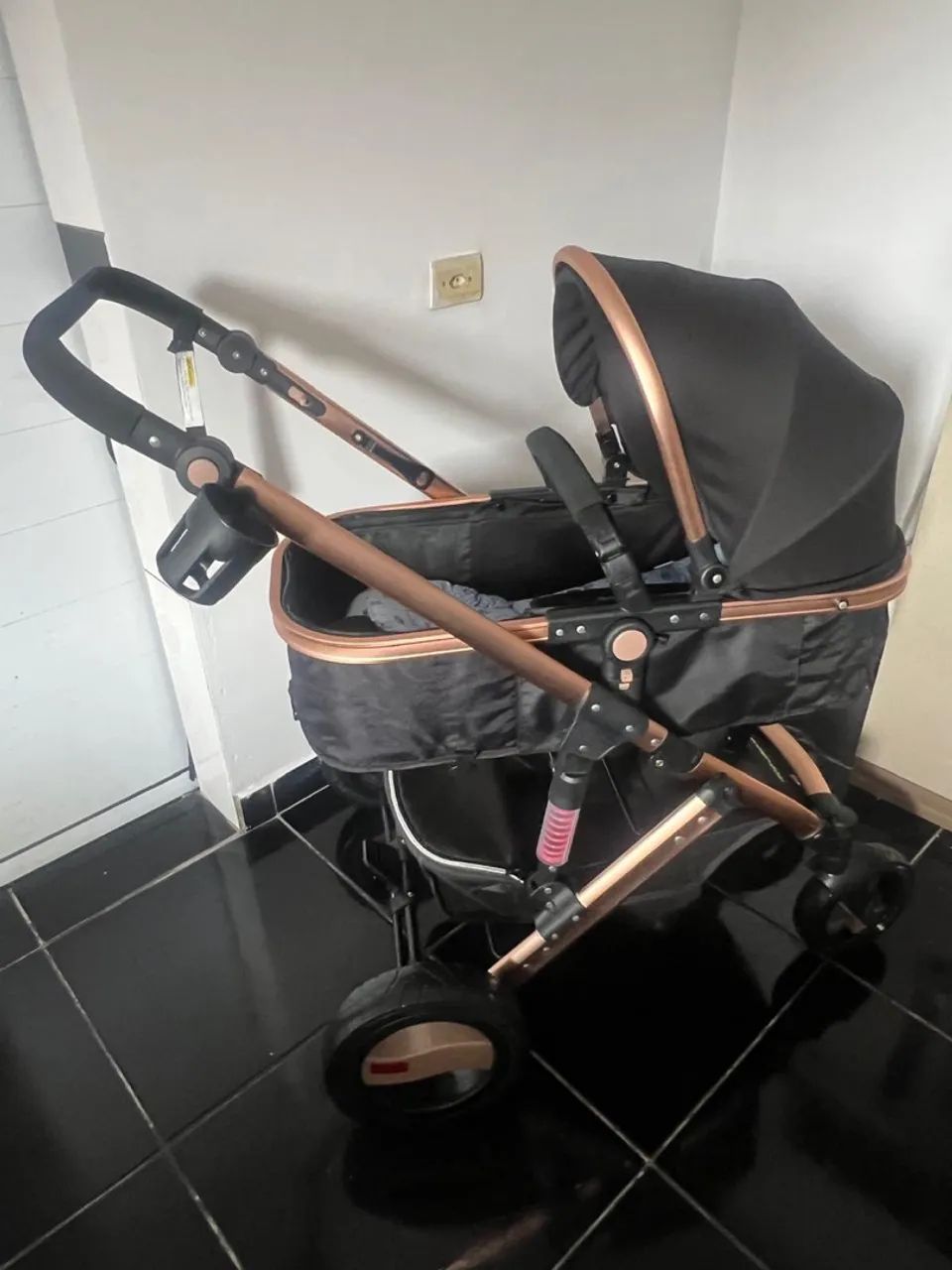 Carrinho de Bebê Dobrável - Design Elegante e Conforto - Foto 3