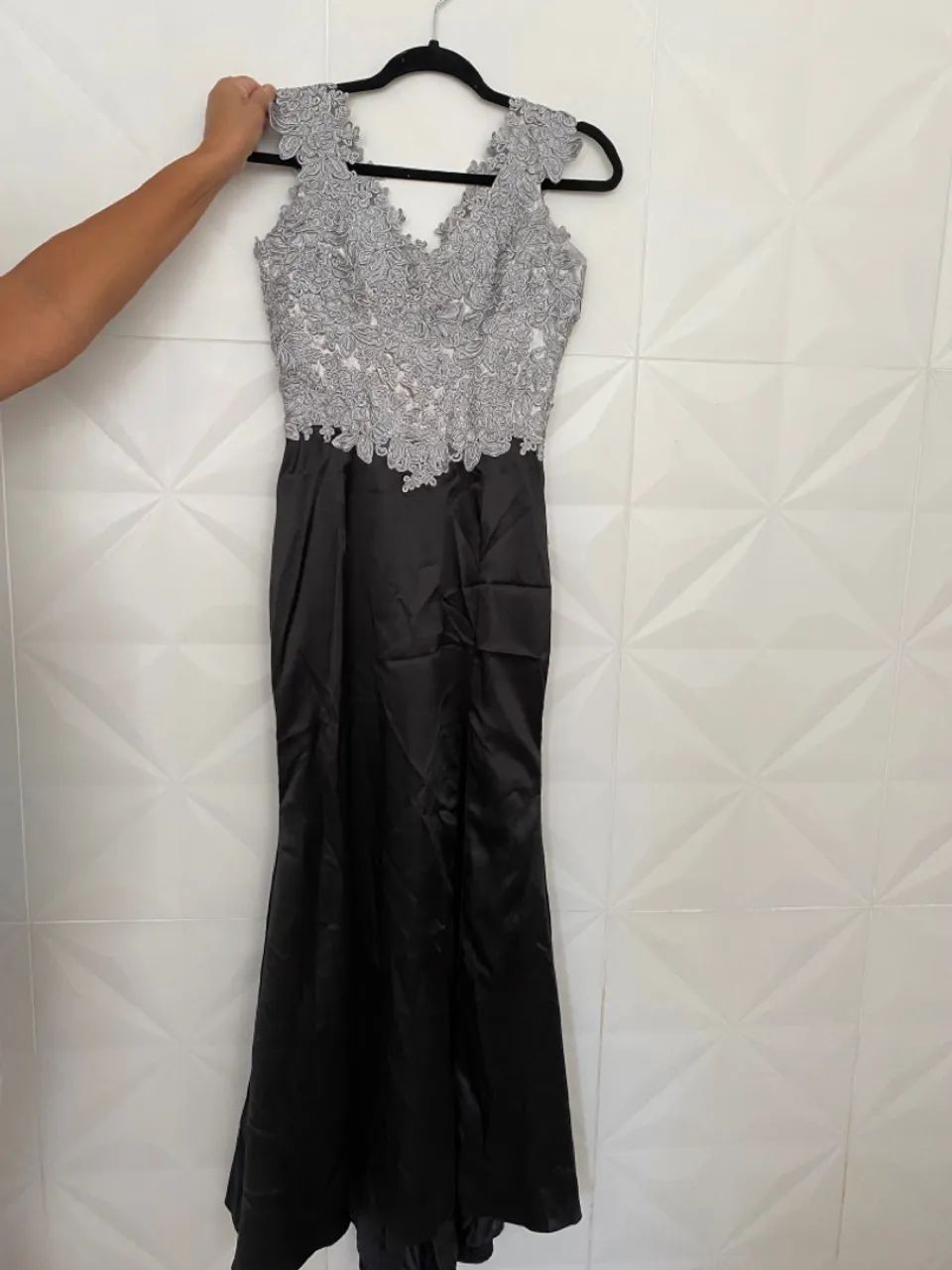 Vestido de renda preto com detalhes em prata - Foto 5