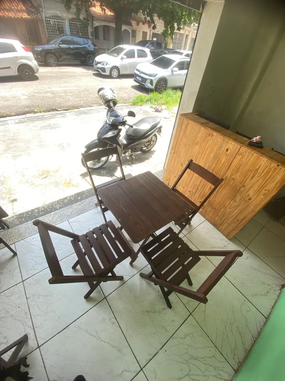 Jogo de Mesa de Madeira com 4 Cadeiras - Excelente Estado $280 - Foto 3