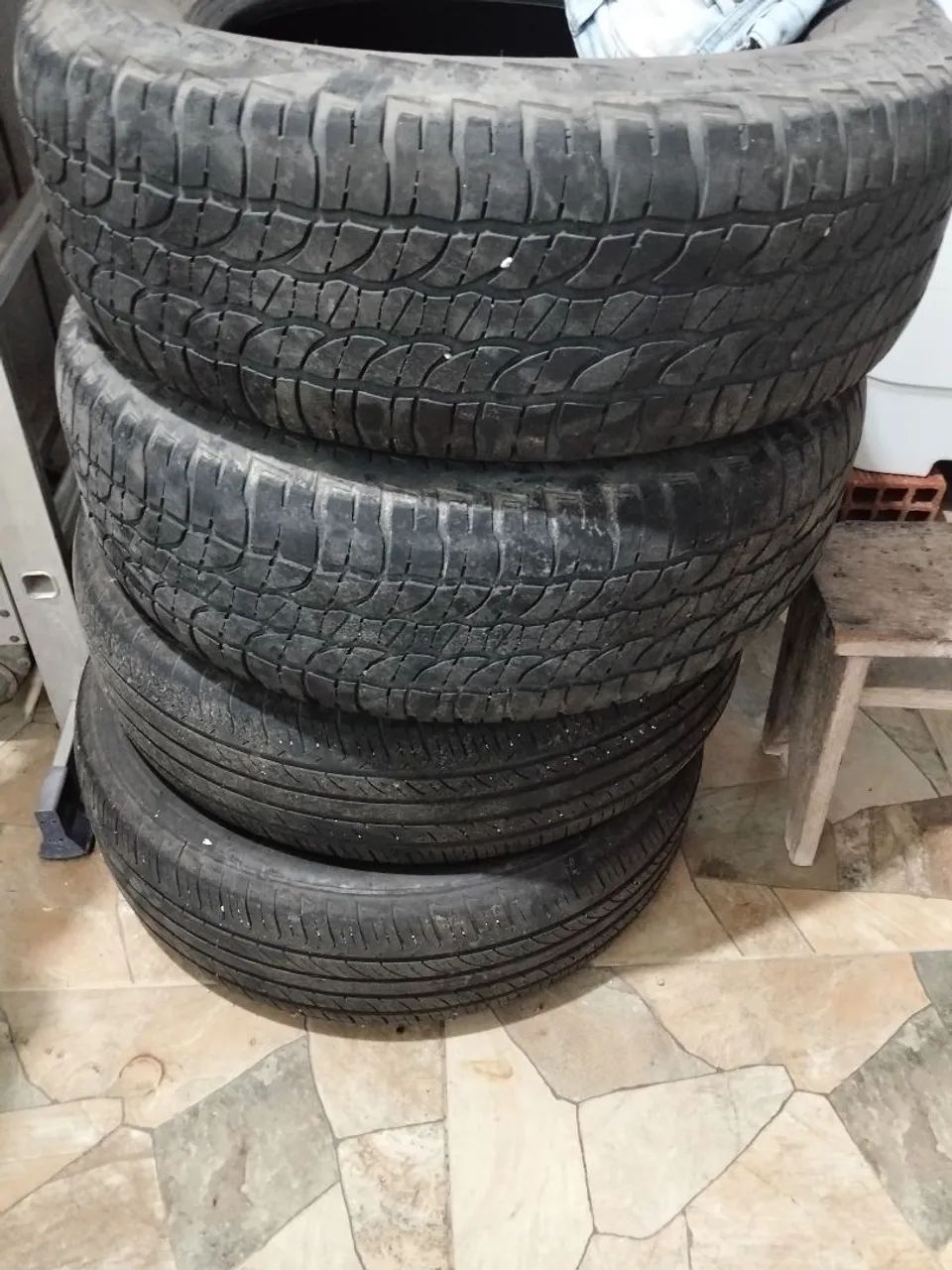 Dois pneus usado e dois novos 215/65/R/16