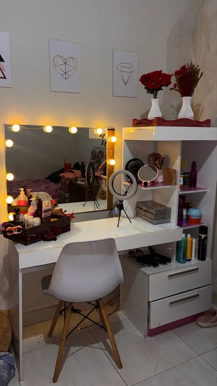 PENTEADEIRA COM ESPELHO E PRATELEIRAS