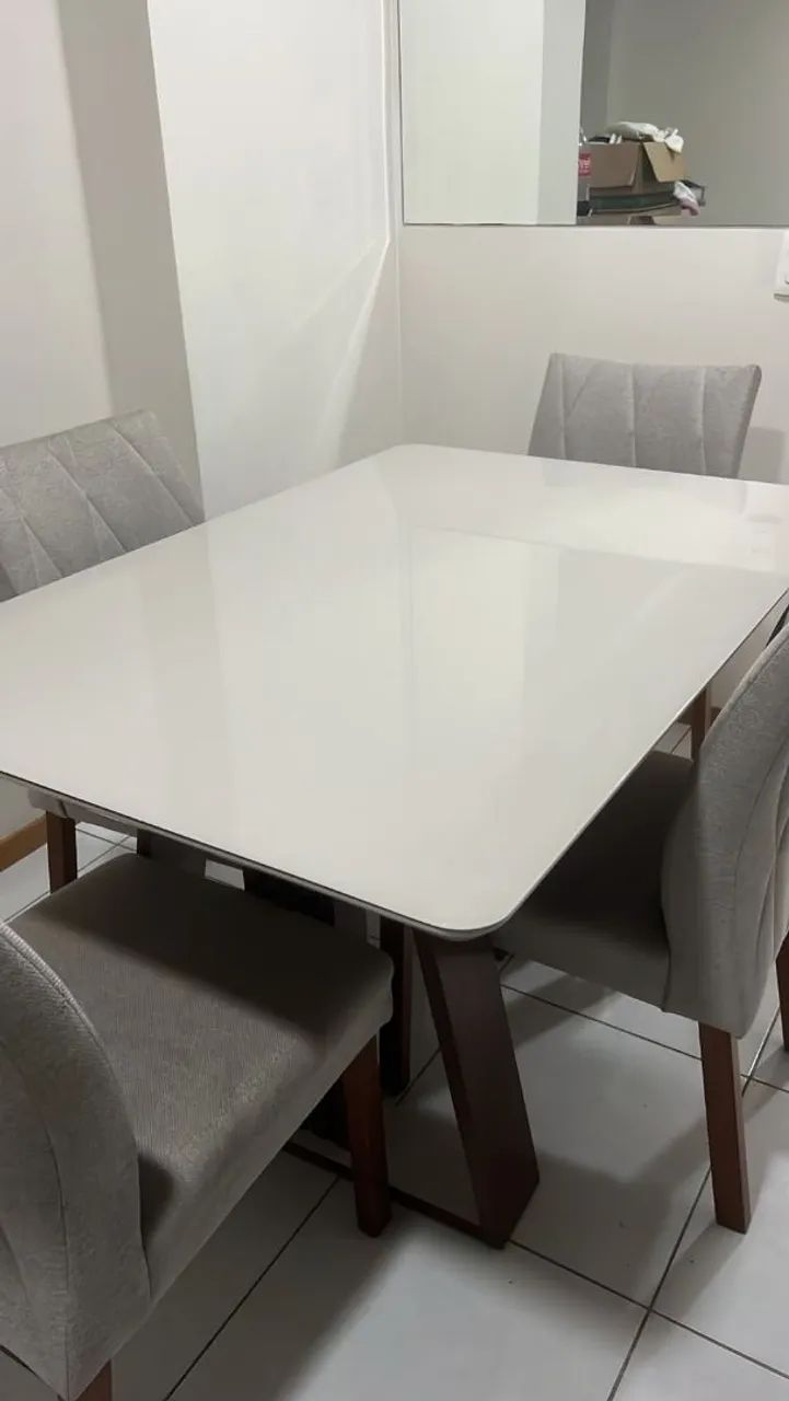 Vende-se mesa com 4 cadeiras - Foto 2