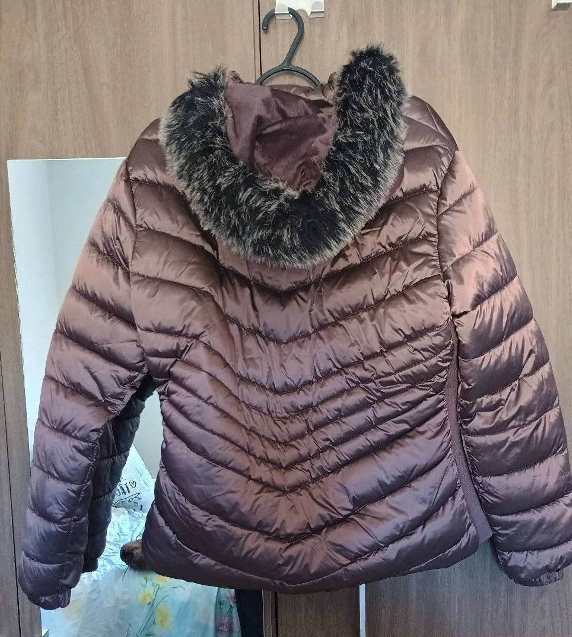 Linda Jaqueta puffer GG cor vinho com gorro removível nova - Foto 2