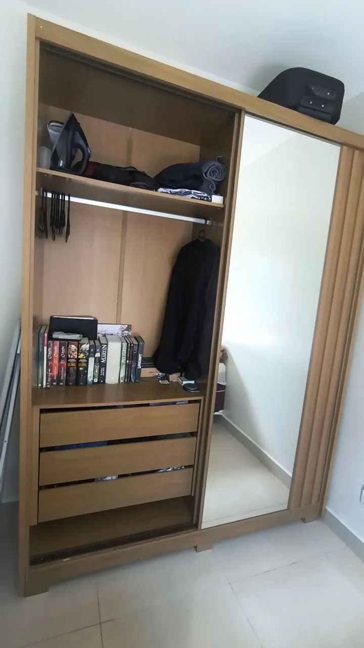 Guarda Roupas com Espelho Grande e Portas Deslizantes. - Foto 2