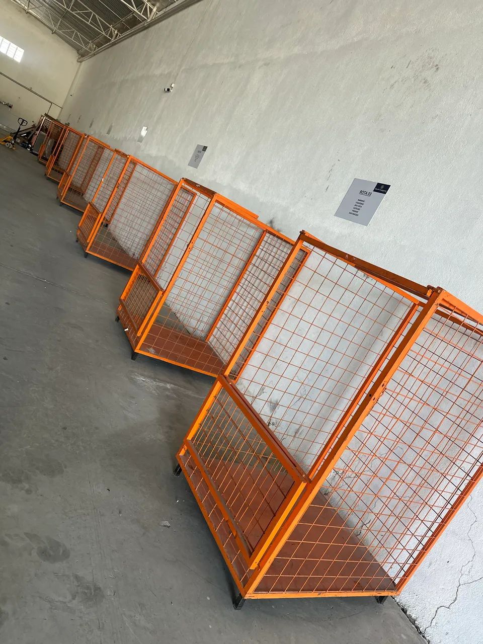 Gaiola de armazenamento de produtos semi nova 
