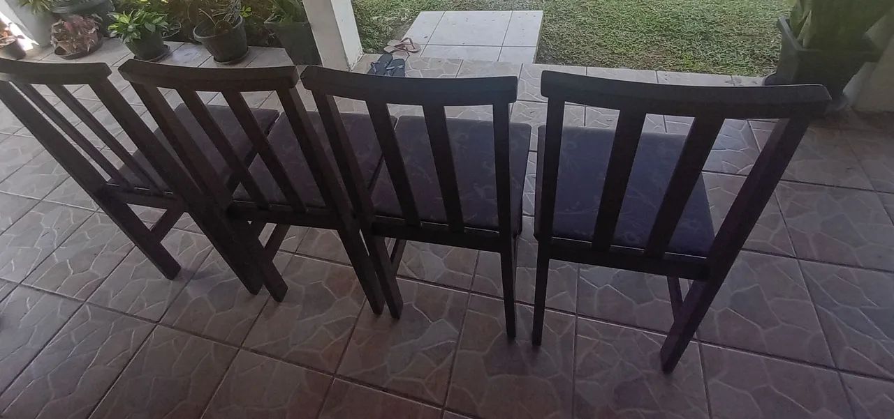 4 cadeiras estofadas em madeira  - Foto 5