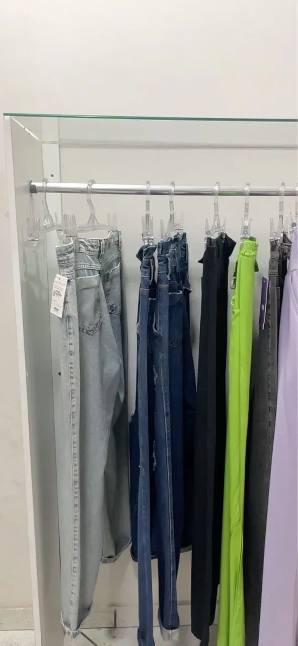 Arara de roupa com prateleira de vidro - Foto 3
