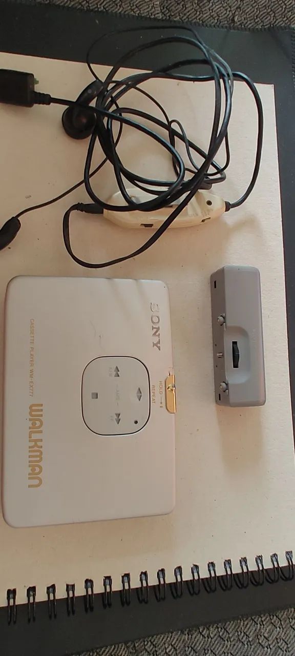 toca-fitas portátil (Walkman) da Sony, modelo WM-EX777. - Japão