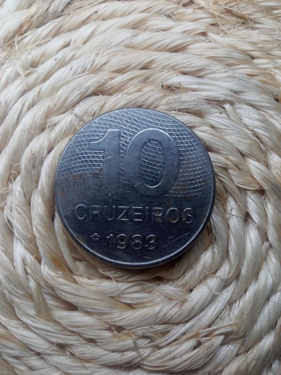 Moeda de 10 cruzeiros de 1983 com marcas de uso - Foto 2