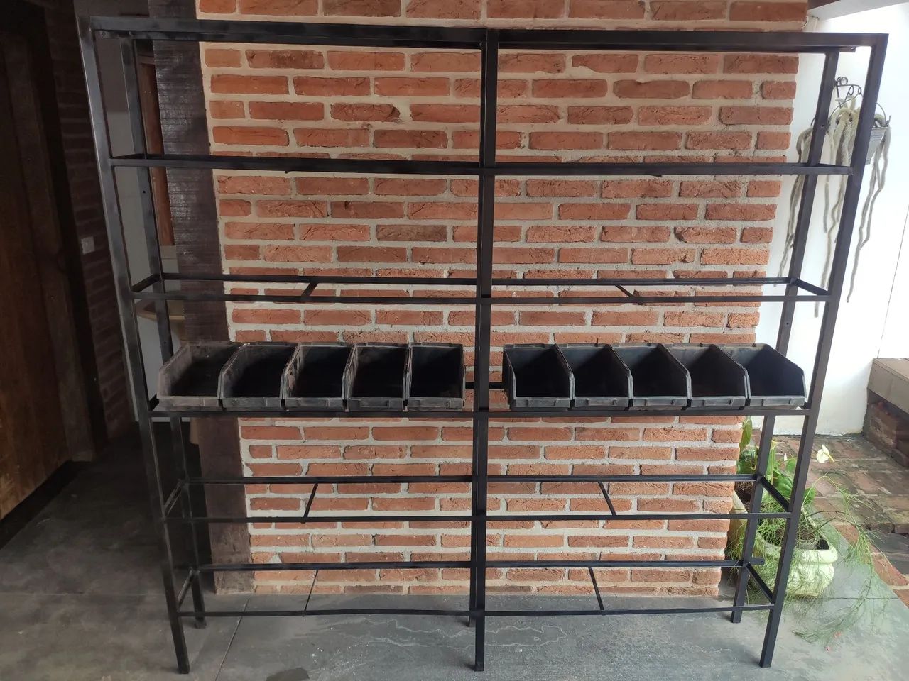 Prateleiras,mesa,bancada,armário,gaveteiro.