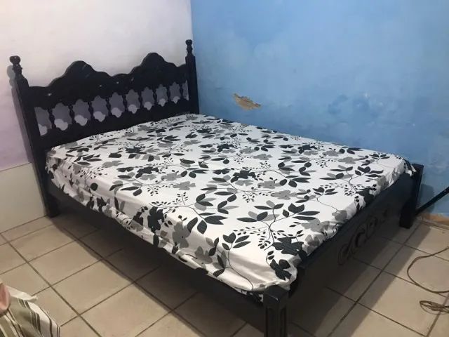 Cama de madeira com colchão