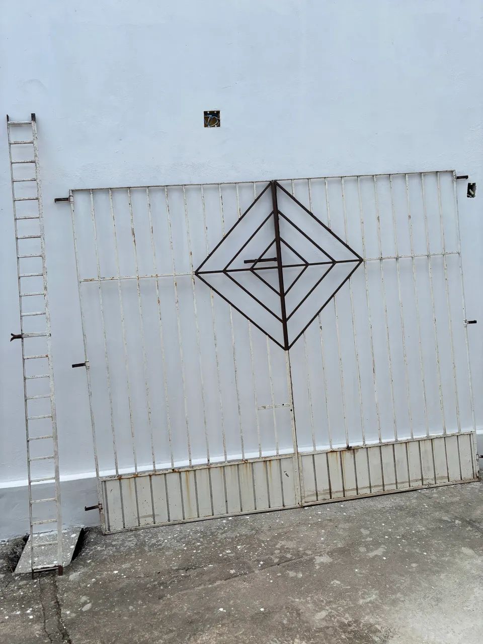 Portão, grade e bandeira de ferro