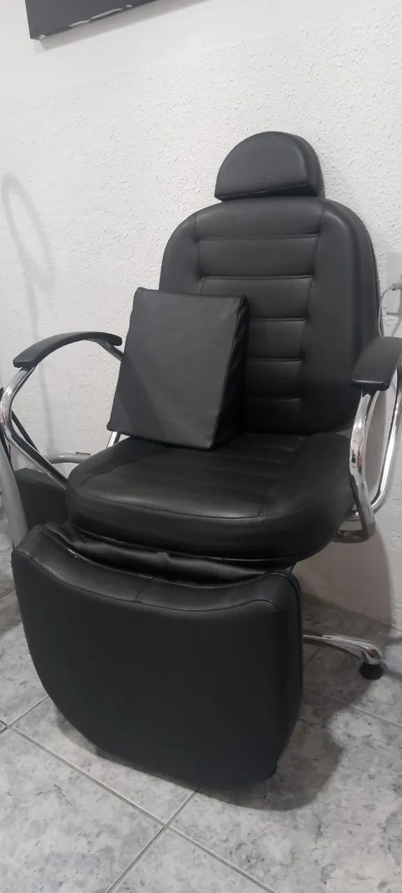 Cadeira de cabeleleiro semi nova 