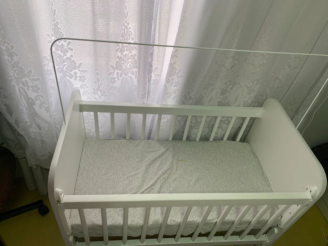 Mini berço com rodinhas e grade ajustável  - Foto 2