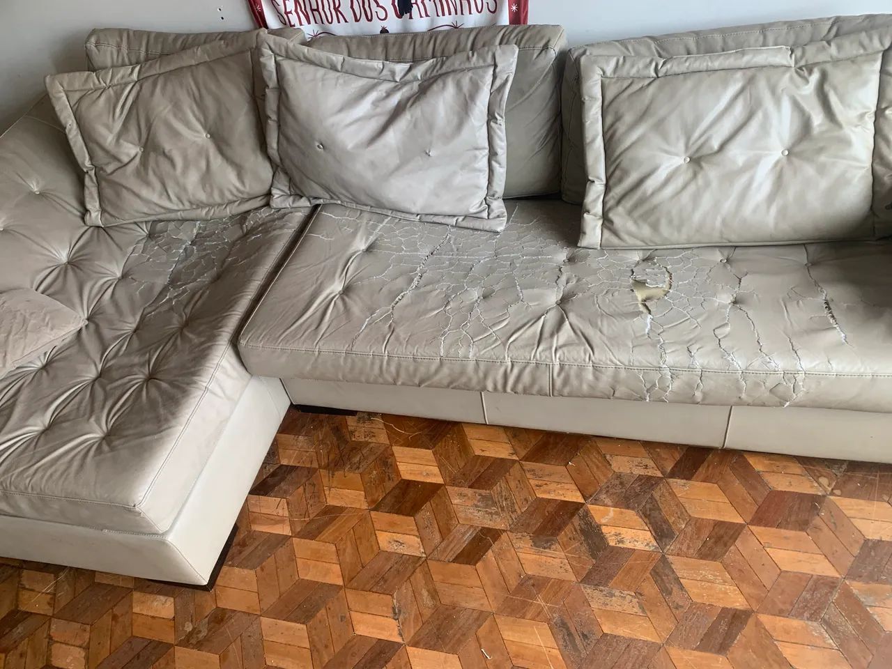 Sofá couro - precisa trocar ou usar capa - Foto 2