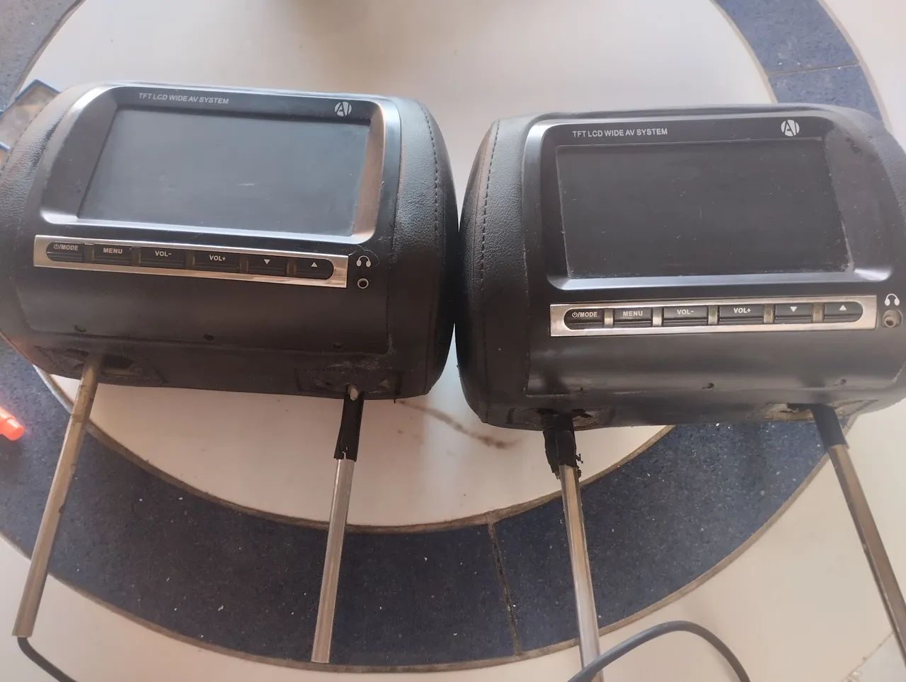 Tela: LCD TFT de 7 polegadas com botões laterais de controle (volume, menu e modo).