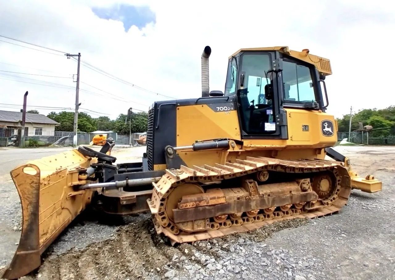 Trator de Esteira John Deere 700J ano 2021, com 5.400 horas e ar condicionado, em SP